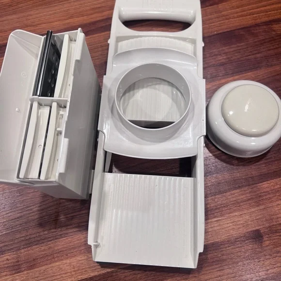 The Pampered Chef Ultimate Mandoline - Complete Set - Picture 2 of 3